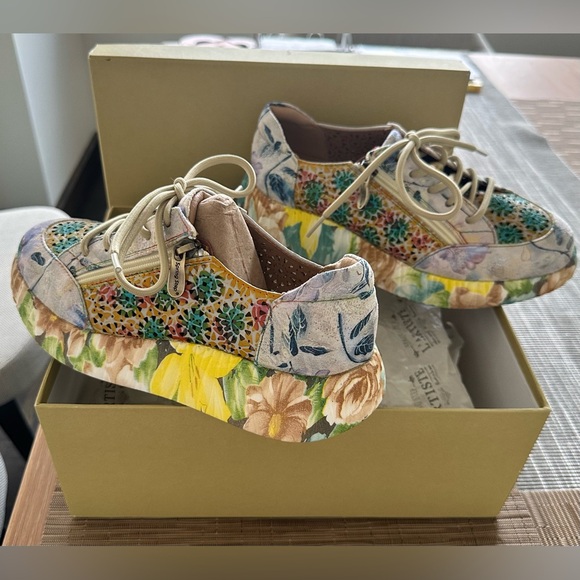 Floral Lace-Up Women's Sneakers - Picture 1 of 4